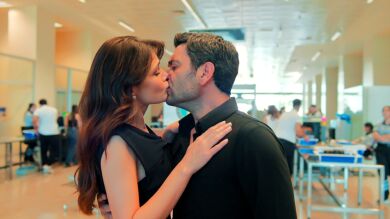 Cihan llega al aeropuerto en el último momento y besa a Alya: ¿cambiará su decisión de marcharse? 