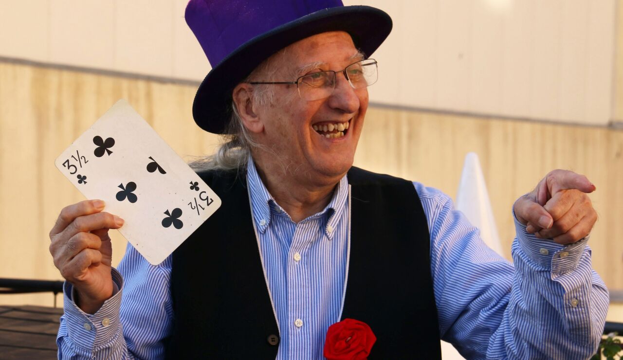 El mago Juan Tamariz con sus cartas de magia