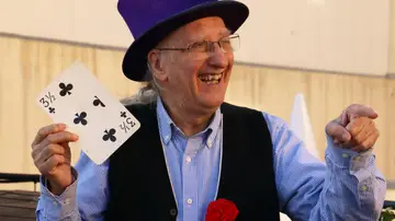 El mago Juan Tamariz con sus cartas de magia El mago Juan Tamariz con sus cartas de magia