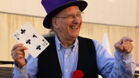 El mago Juan Tamariz con sus cartas de magia