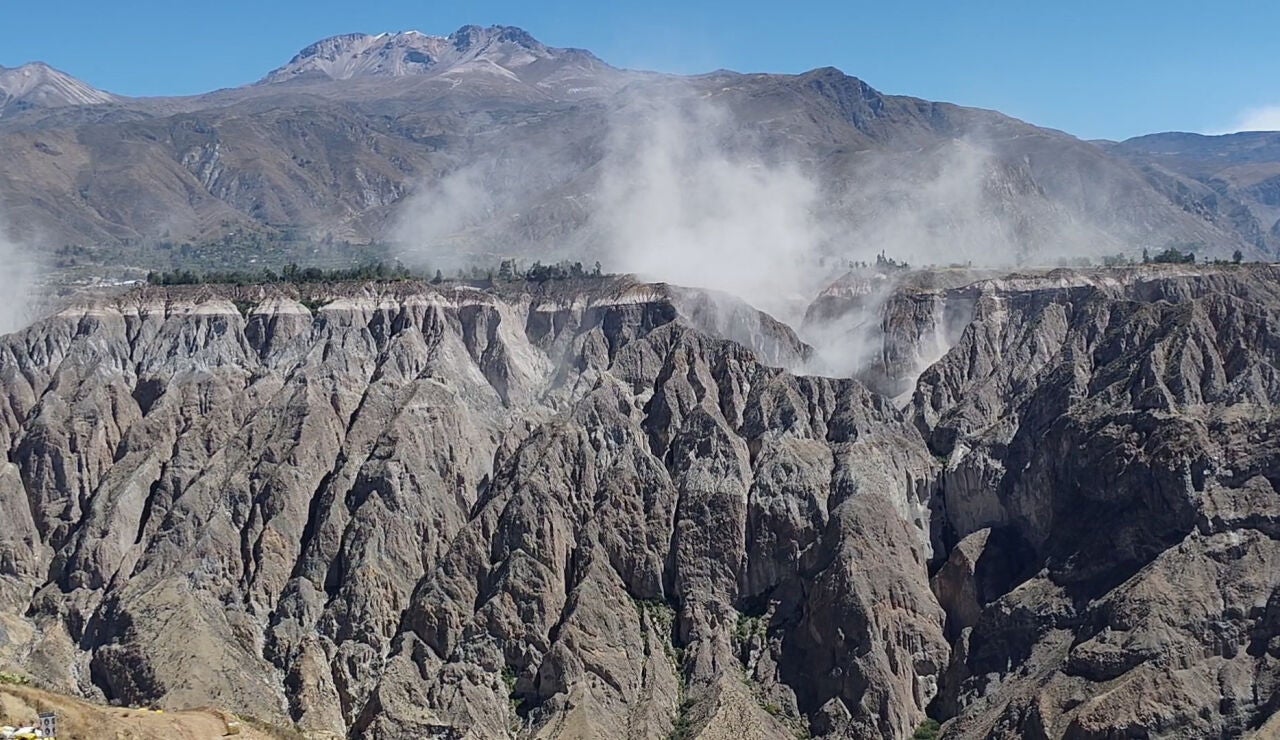 El polvo flota en el aire tras un terremoto en Pausa, Per&uacute;