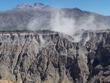 El polvo flota en el aire tras un terremoto en Pausa, Per&uacute;