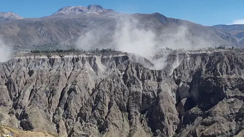 El polvo flota en el aire tras un terremoto en Pausa, Perú El polvo flota en el aire tras un terremoto en Pausa, Perú