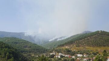 El incendio de Las Hurdes evoluciona "favorablemente" y los vecinos de varias alquer&iacute;as regresan a sus casas