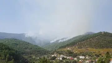 El incendio de Las Hurdes evoluciona "favorablemente" y los vecinos de varias alquerías regresan a sus casas El incendio de Las Hurdes evoluciona "favorablemente" y los vecinos de varias alquerías regresan a sus casas