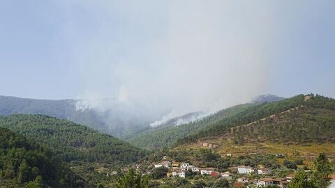 El incendio de Las Hurdes evoluciona "favorablemente" y los vecinos de varias alquer&iacute;as regresan a sus casas