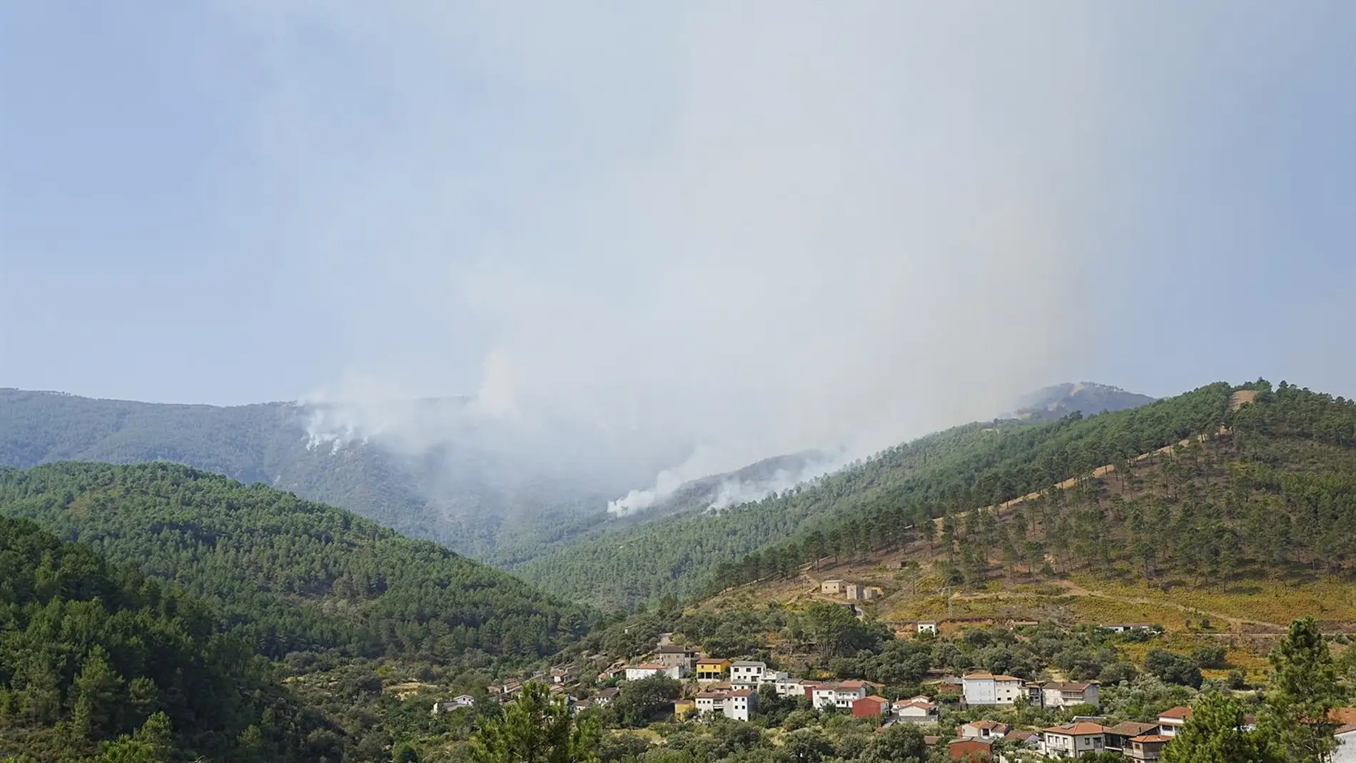 El incendio de Las Hurdes evoluciona "favorablemente" y los vecinos de varias alquerías regresan a sus casas El incendio de Las Hurdes evoluciona "favorablemente" y los vecinos de varias alquerías regresan a sus casas