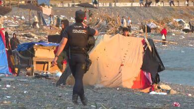 Nuevo desalojo de migrantes de la playa del Trampolín después de que cientos de ellos regresasen en la tarde de ayer