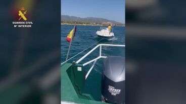 La Guardia Civil rescata a tres personas, entre ellas un beb&eacute;, de una embarcaci&oacute;n averiada en Tarragona