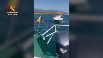 Imagen de la Guardia Civil rescatando a una embarcaci&oacute;n