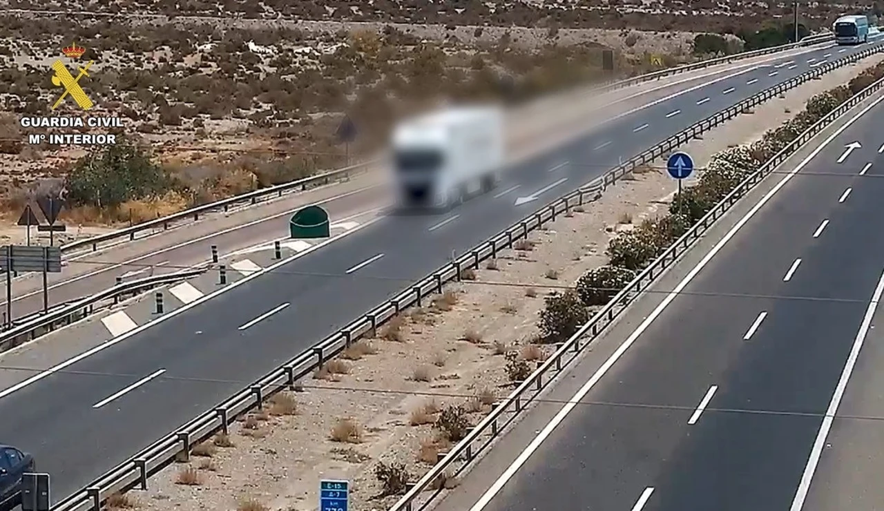 Imagen del camión realizando la maniobra.