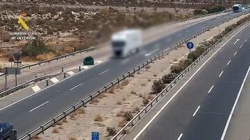 Imagen del cami&oacute;n realizando la maniobra.