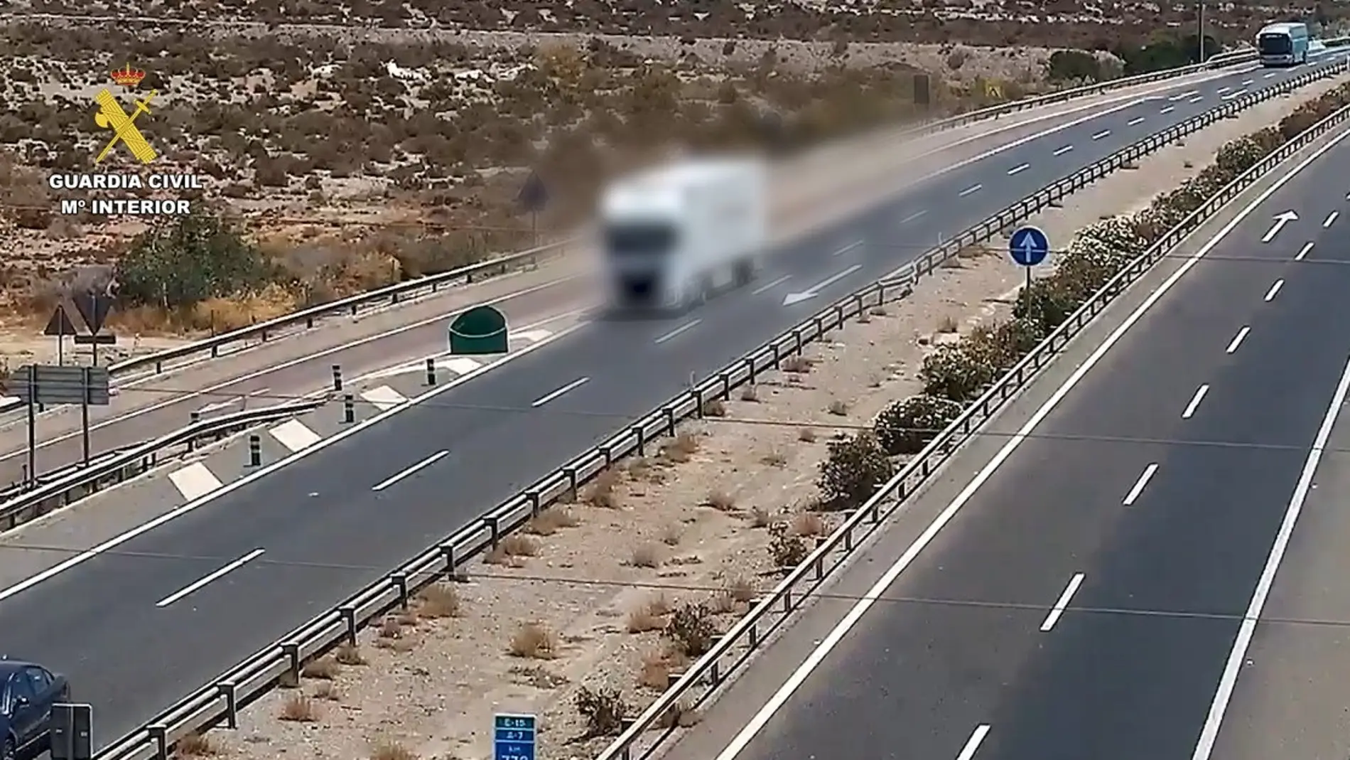 Imagen del camión realizando la maniobra. Imagen del camión realizando la maniobra. REMITIDA / HANDOUT por Guardia Civil Fotografía remitida a medios de comunicación exclusivamente para ilustrar la noticia a la que hace referencia la imagen, y citando la procedencia de la imagen en la firma 22/08/2026