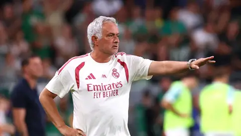 José Mourinho durante un partido de pretemporada con el Real Madrid José Mourinho durante un partido de pretemporada con el Real Madrid