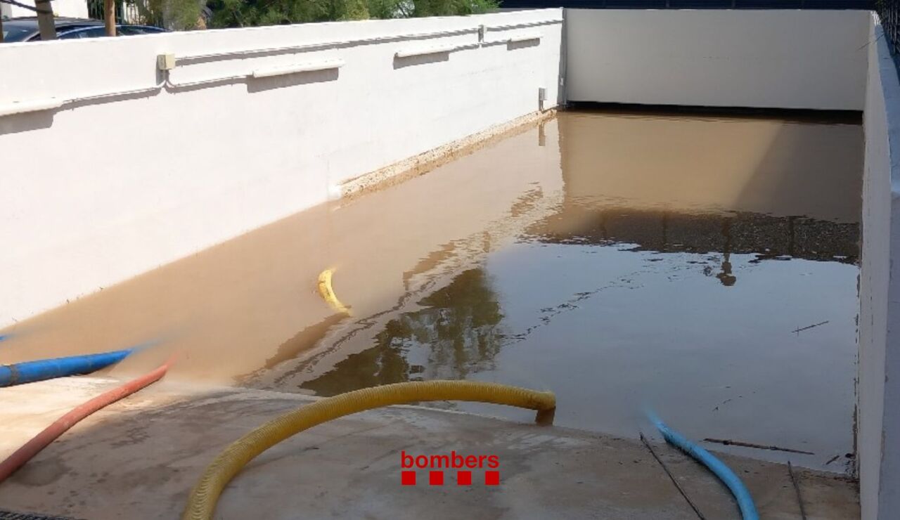 Las tormentas inundan un aparcamiento en Coma-ruga (Tarragona) y deja atrapados a 30 veh&iacute;culos 
