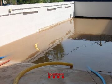 Las tormentas inundan un aparcamiento en Coma-ruga (Tarragona) y deja atrapados a 30 veh&iacute;culos 