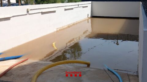 Las tormentas inundan un aparcamiento en Coma-ruga (Tarragona) y deja atrapados a 30 veh&iacute;culos 