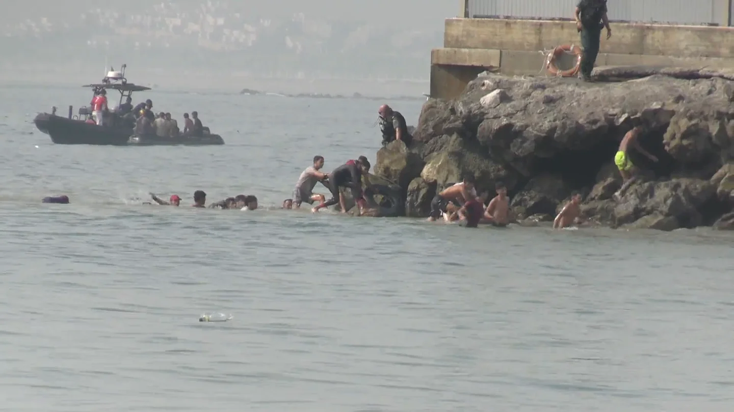 Así operan las mafias que trafican con personas de Ceuta a la Península Así operan las mafias que trafican con personas de Ceuta a la Península