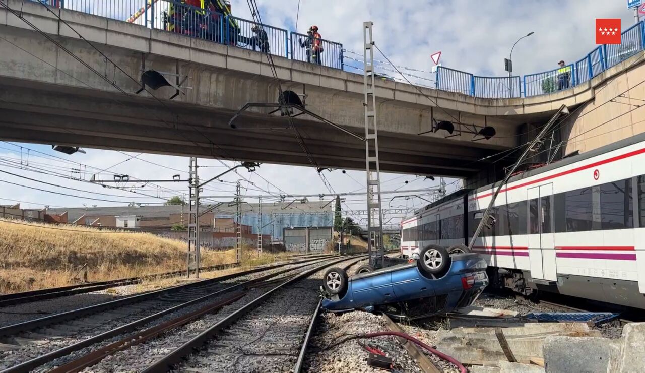 Un coche estrellado en una v&iacute;a de tren de Cercan&iacute;as