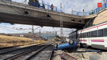 Un coche estrellado en una v&iacute;a de tren de Cercan&iacute;as