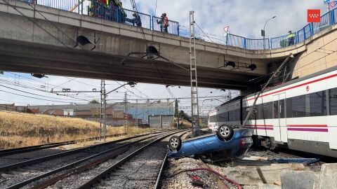 Un coche estrellado en una v&iacute;a de tren de Cercan&iacute;as