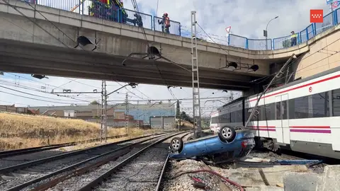 Un coche estrellado en una vía de tren de Cercanías Un coche estrellado en una vía de tren de Cercanías