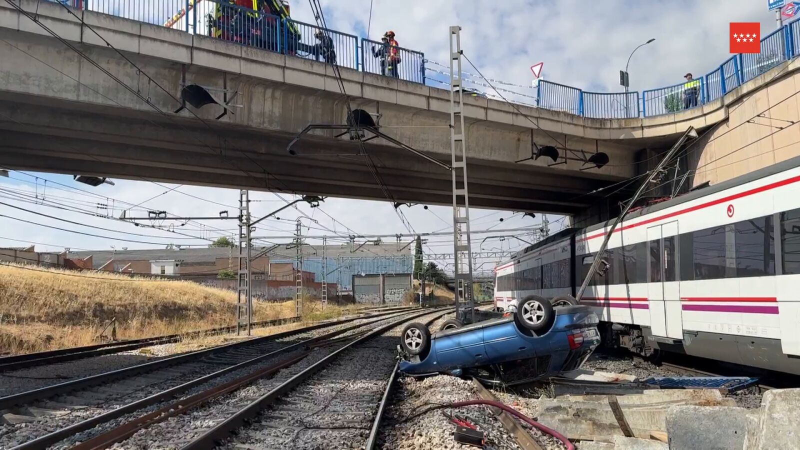 Vídeo: un hombre cae con su coche desde un puente a las vías del Cercanías en Fuenlabrada