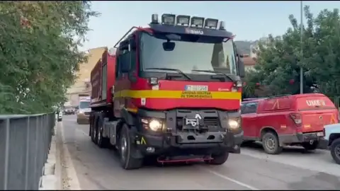 Vehículo de la UME saliendo de la Sierra Calderona Vuelven a casa los vecinos de Gátova tras el incendio de la Sierra Calderona