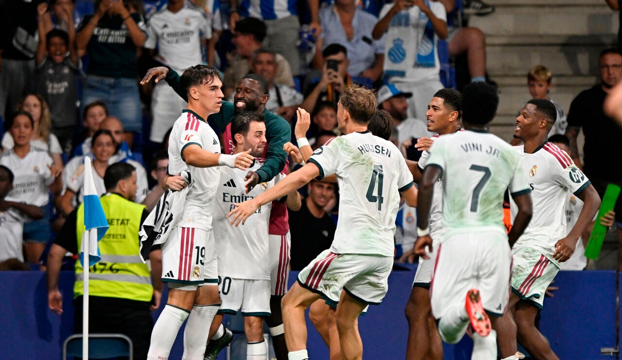 Carlos Esp&iacute; celebra el gol de la victoria ante el Espanyol