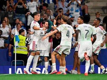 Carlos Esp&iacute; celebra el gol de la victoria ante el Espanyol