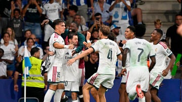 Carlos Esp&iacute; celebra el gol de la victoria ante el Espanyol