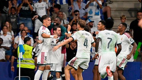 Carlos Esp&iacute; celebra el gol de la victoria ante el Espanyol