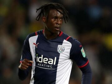 Quevin Castro en un partido con el West Bromwich Albion