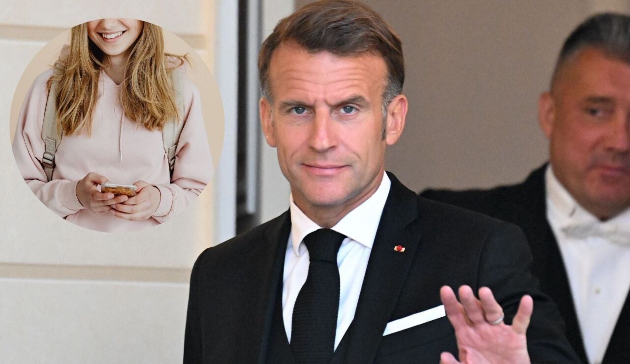 Imagen de archivo de Macron y de una joven usando el tel&eacute;fono.