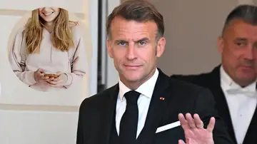 Imagen de archivo de Macron y de una joven usando el teléfono. Imagen de archivo de Macron y de una joven usando el teléfono.