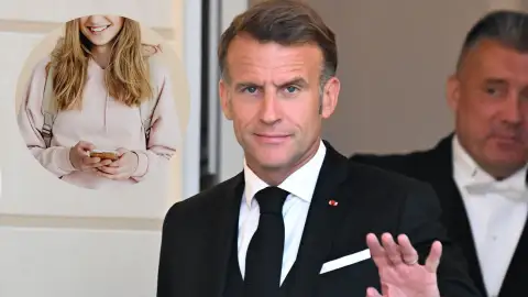 Imagen de archivo de Macron y de una joven usando el teléfono. Imagen de archivo de Macron y de una joven usando el teléfono.
