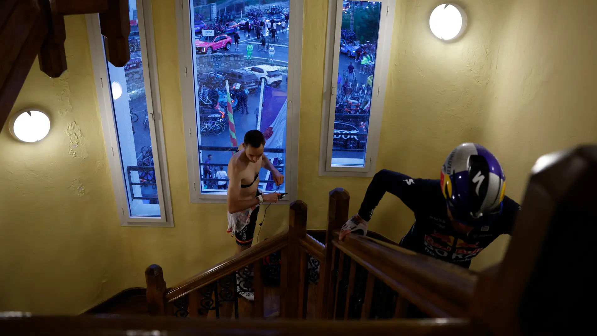 Imagen de varios ciclistas resguardándose en un hotel Imagen de varios ciclistas resguardándose en un hotel