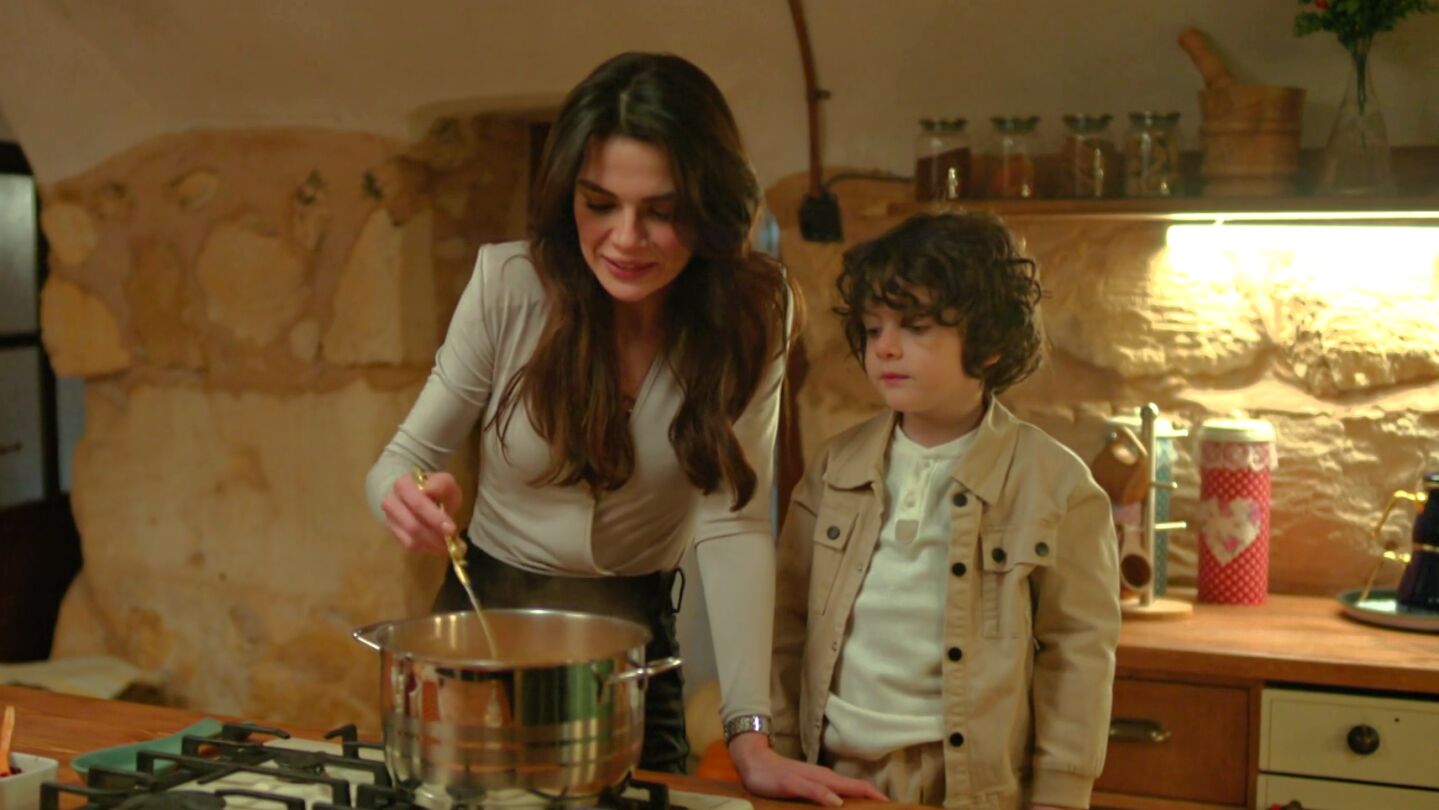 &iquest;Qu&eacute; lleva la famosa sopa de tomate de Alya que enamora a Cihan y a su hijo en En tierra lejana? 