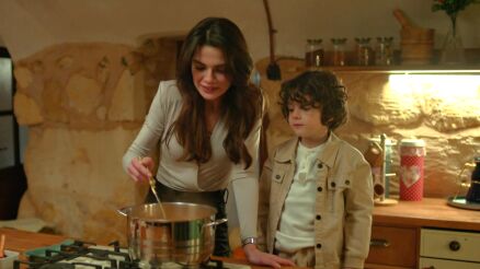 &iquest;Qu&eacute; lleva la famosa sopa de tomate de Alya que enamora a Cihan y a su hijo en En tierra lejana? 