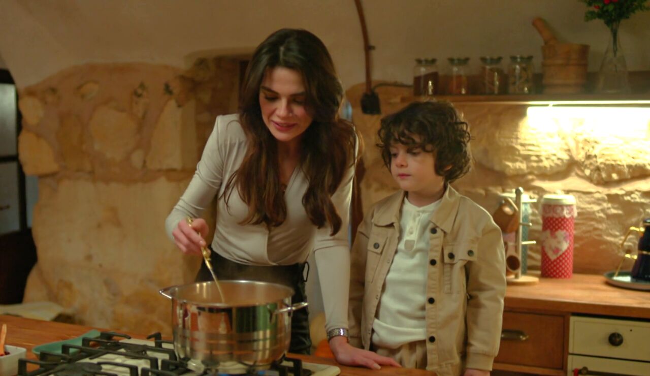 &iquest;Qu&eacute; lleva la famosa sopa de tomate de Alya que enamora a Cihan y a su hijo en En tierra lejana? 