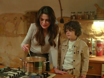 &iquest;Qu&eacute; lleva la famosa sopa de tomate de Alya que enamora a Cihan y a su hijo en En tierra lejana? 