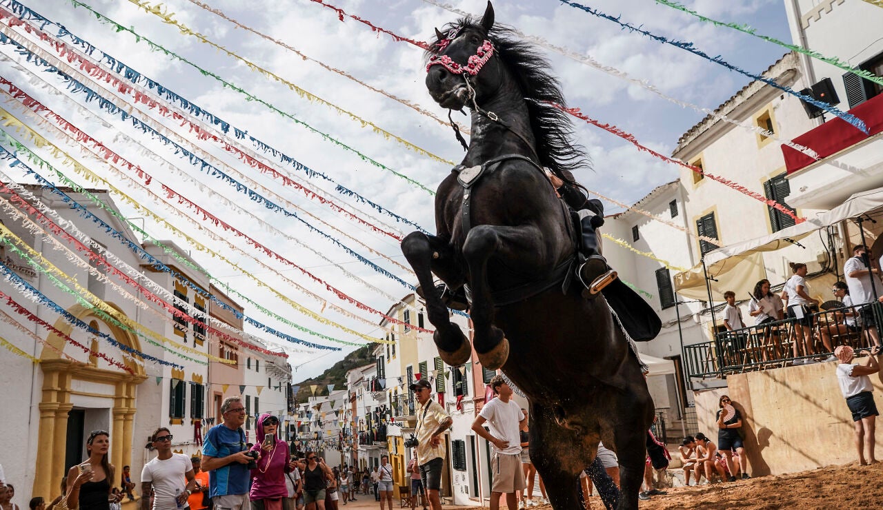 Jinetes a lomos de sus caballos inician las fiestas de Sant Bartomeu este lunes en Ferreries con tres vueltas alrededor del Pla de l&rsquo;Esgl&eacute;sia