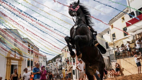 Jinetes a lomos de sus caballos inician las fiestas de Sant Bartomeu este lunes en Ferreries con tres vueltas alrededor del Pla de l&rsquo;Esgl&eacute;sia