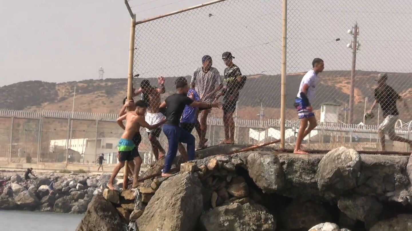 Imagen de los migrantes llegando a Ceuta