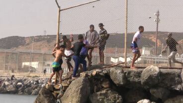 Imagen de los migrantes llegando a Ceuta