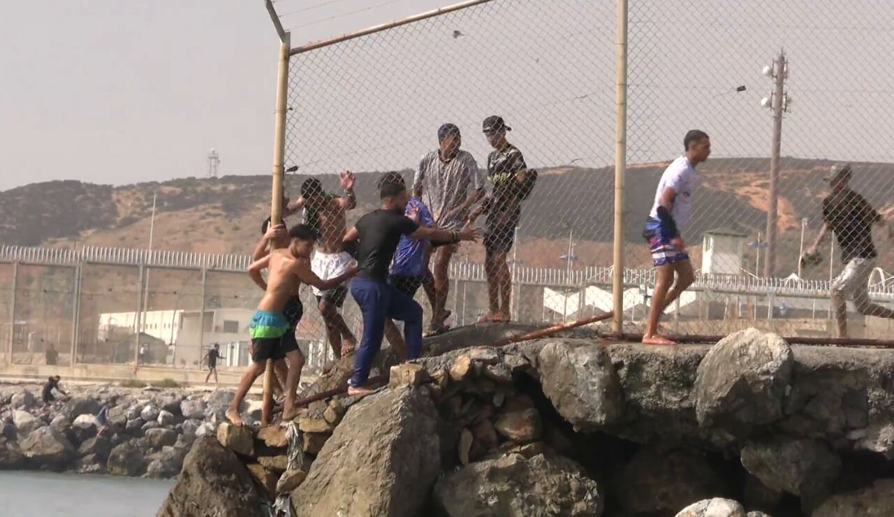 Imagen de los migrantes llegando a Ceuta