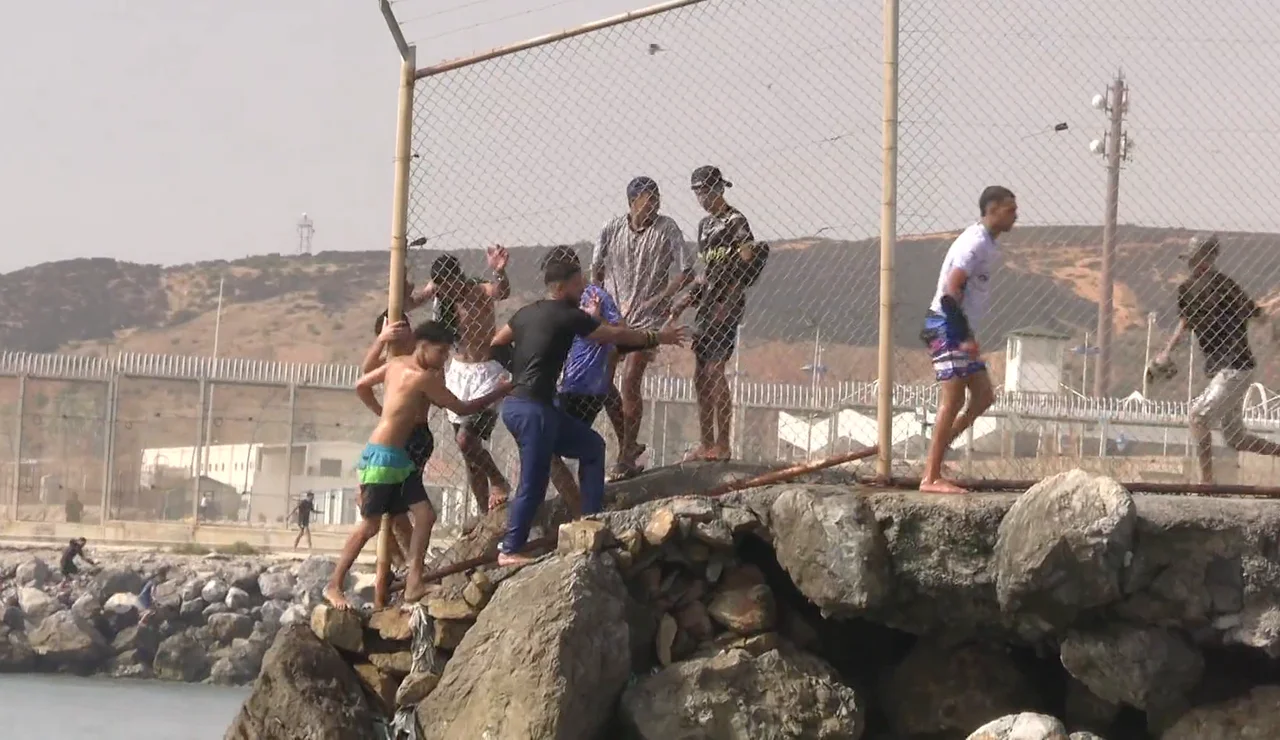 Imagen de los migrantes llegando a Ceuta