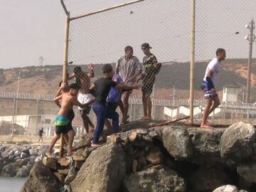 Imagen de los migrantes llegando a Ceuta