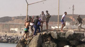 Imagen de los migrantes llegando a Ceuta