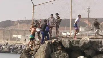 Imagen de los migrantes llegando a Ceuta Imagen de los migrantes llegando a Ceuta